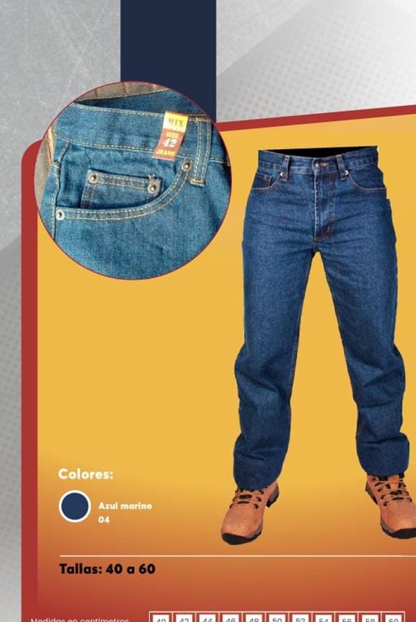 Jeans de mezclilla para hombre, en azul marino, con bolsillos reforzados y ajuste de cintura con broche metálico.
